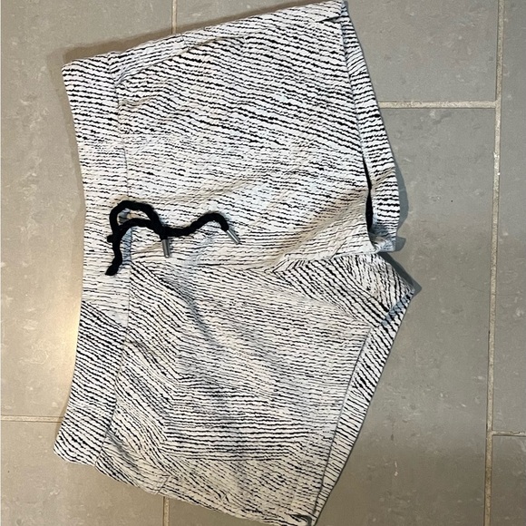 ZYIA women’s white weave texture shorts - Picture 2 of 5